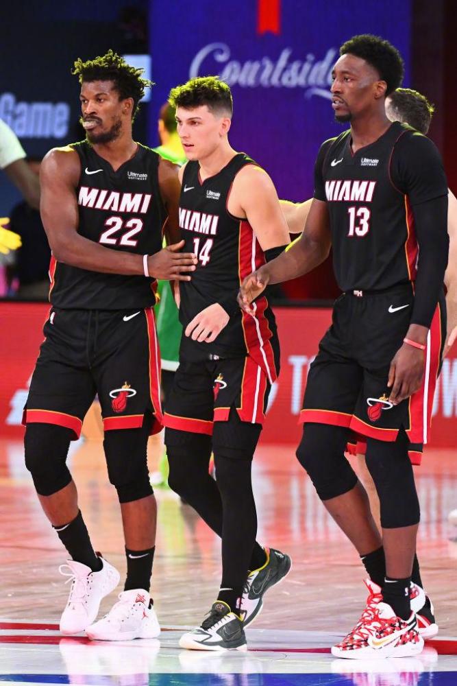 在足球界中 在足球界中